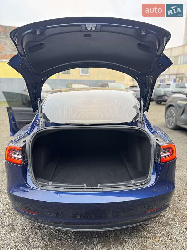 Седан Tesla Model 3 2020 в Ужгороді