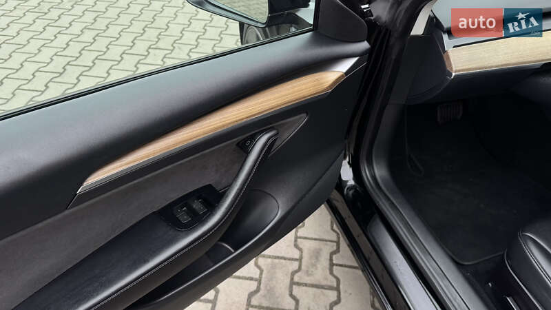 Седан Tesla Model 3 2023 в Луцке