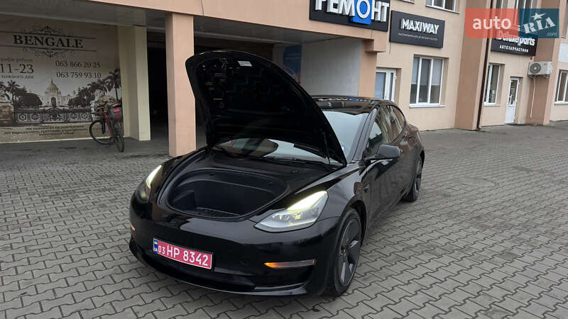 Седан Tesla Model 3 2023 в Луцке