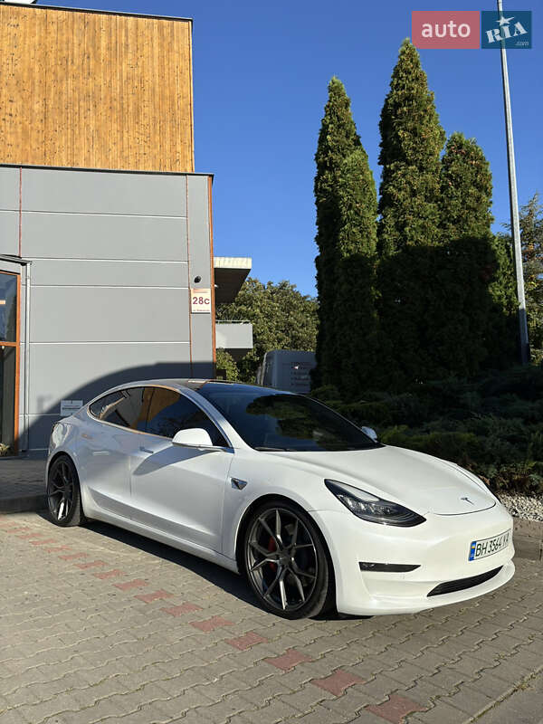 Седан Tesla Model 3 2019 в Львові