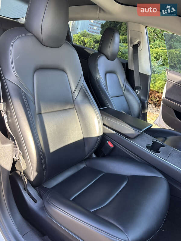 Седан Tesla Model 3 2019 в Львові