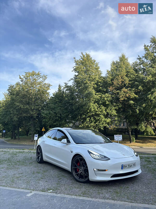 Седан Tesla Model 3 2019 в Львові