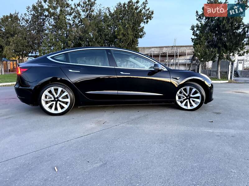 Седан Tesla Model 3 2019 в Ізмаїлі