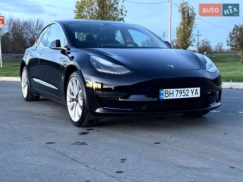 Седан Tesla Model 3 2019 в Ізмаїлі