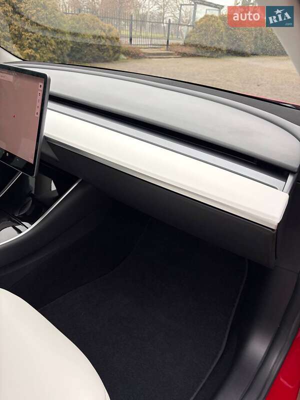Седан Tesla Model 3 2018 в Луцьку