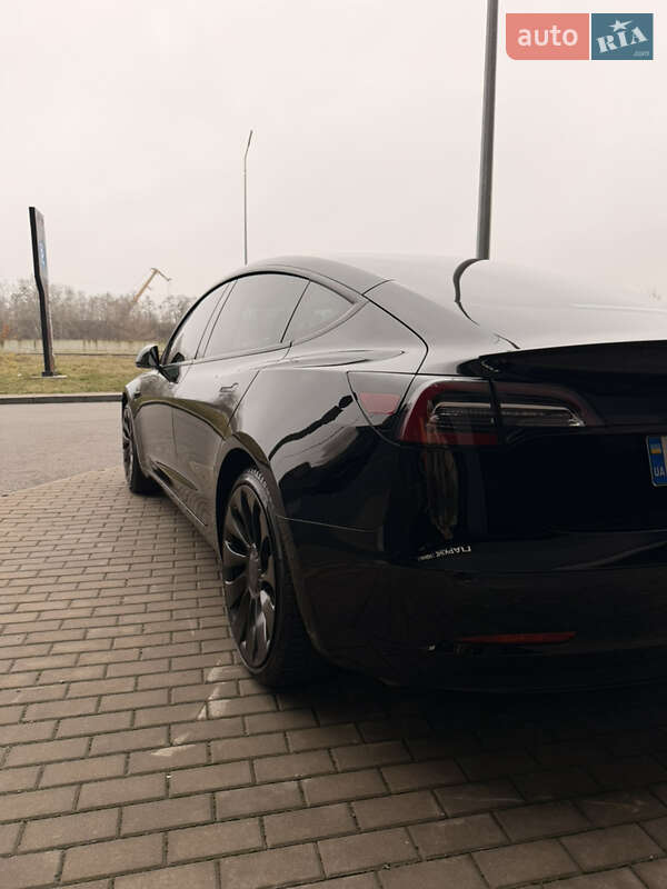 Седан Tesla Model 3 2022 в Киеве
