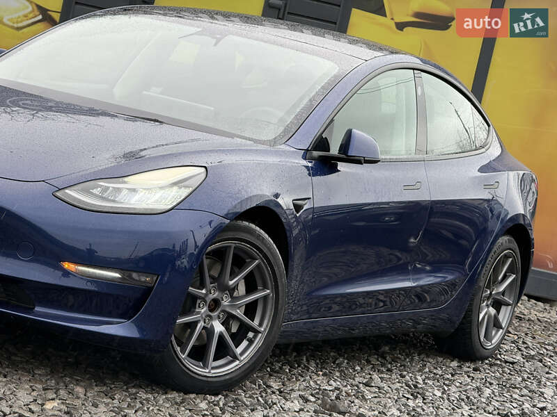 Седан Tesla Model 3 2022 в Стрию