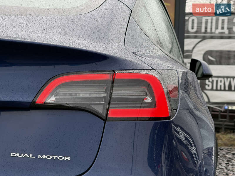 Седан Tesla Model 3 2022 в Стрию