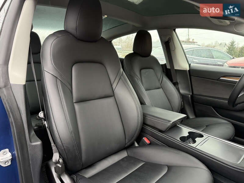 Седан Tesla Model 3 2022 в Стрию