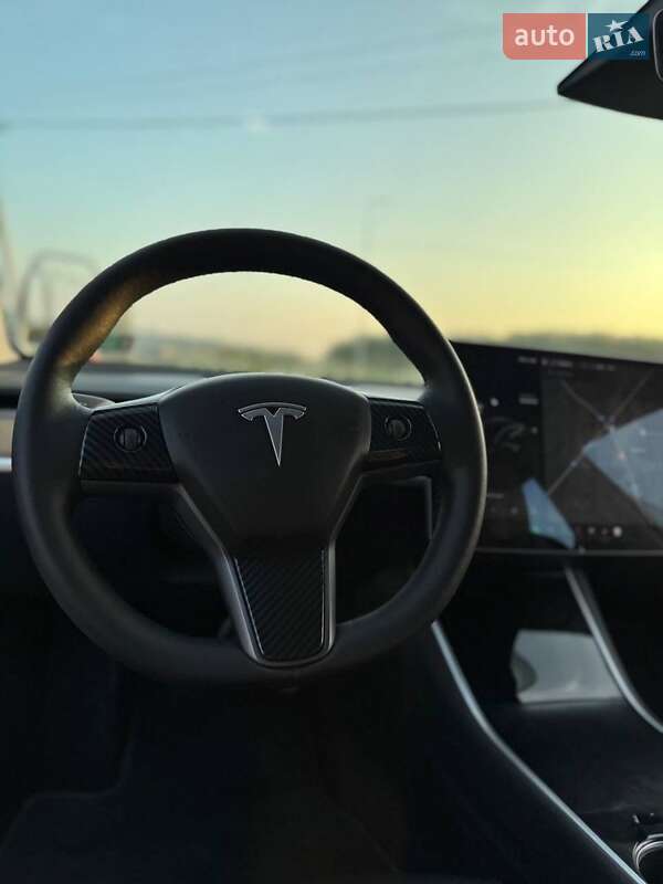 Седан Tesla Model 3 2019 в Львові