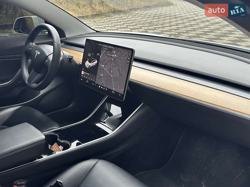 Седан Tesla Model 3 2020 в Буске