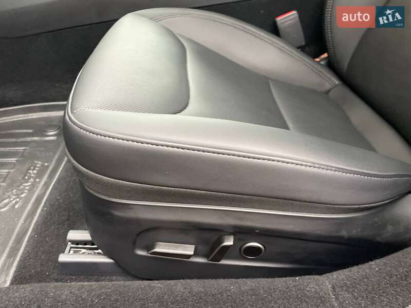 Седан Tesla Model 3 2024 в Києві