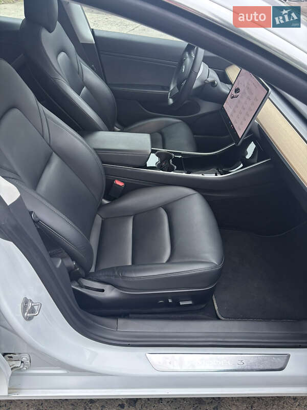 Седан Tesla Model 3 2019 в Львове