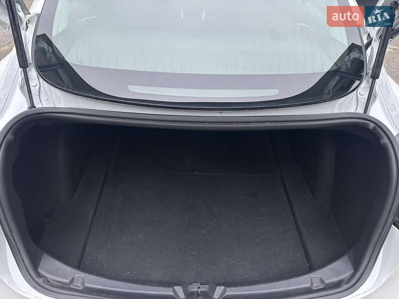 Седан Tesla Model 3 2019 в Львове