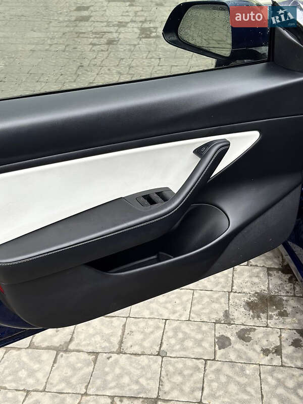 Седан Tesla Model 3 2021 в Львові