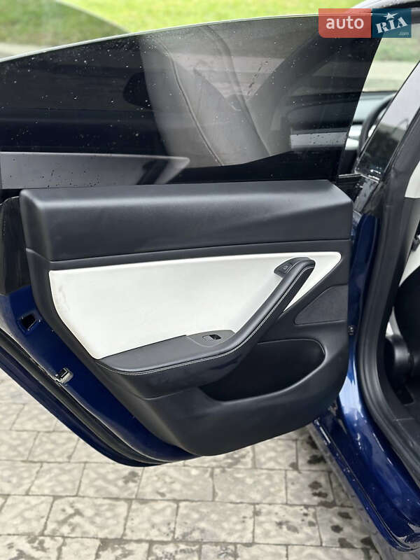 Седан Tesla Model 3 2021 в Львові