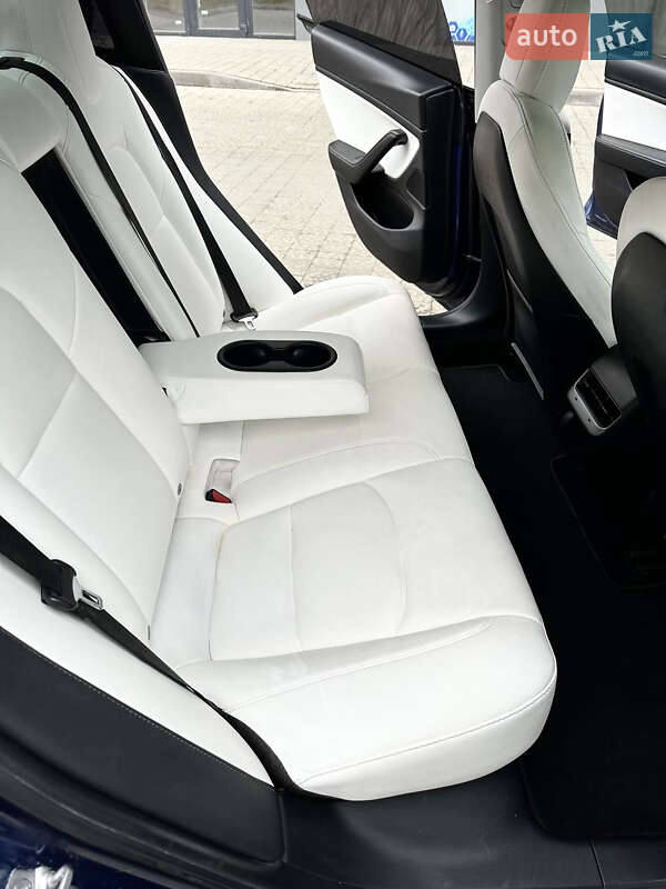 Седан Tesla Model 3 2021 в Львові