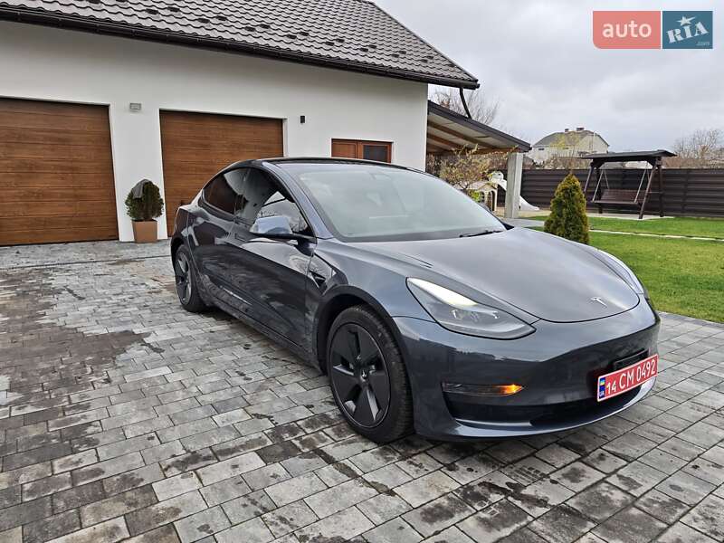 Седан Tesla Model 3 2023 в Львове