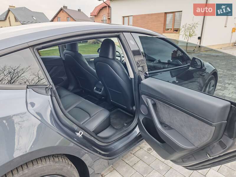 Седан Tesla Model 3 2023 в Львове