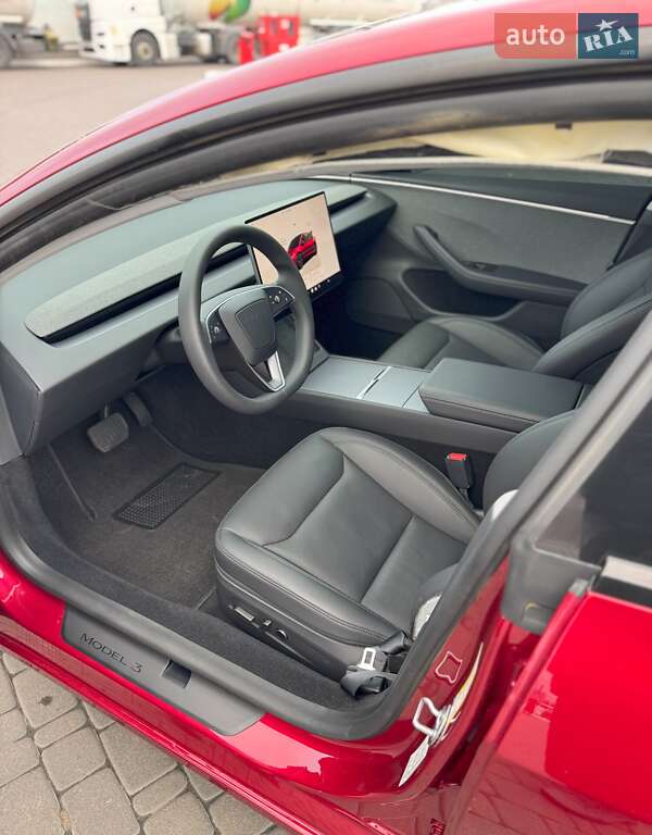 Седан Tesla Model 3 2025 в Киеве