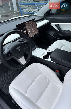 Седан Tesla Model 3 2020 в Львове