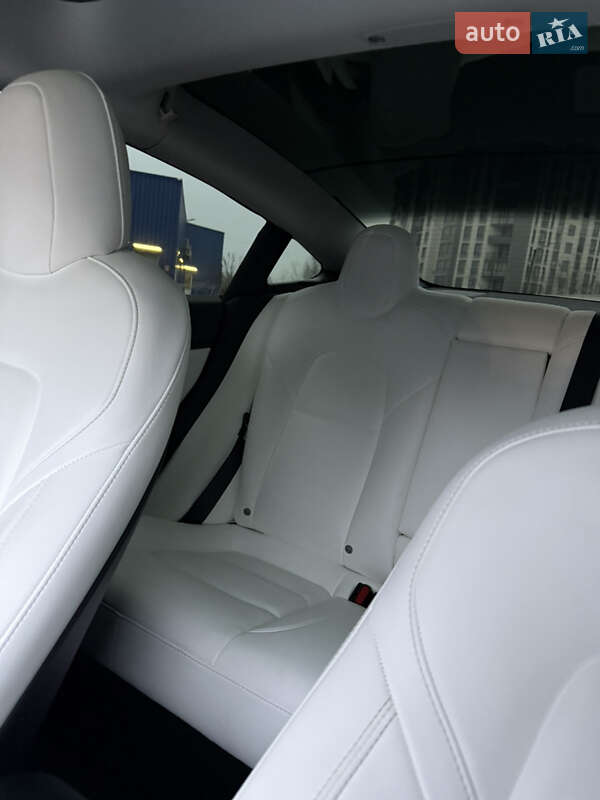 Седан Tesla Model 3 2020 в Львові