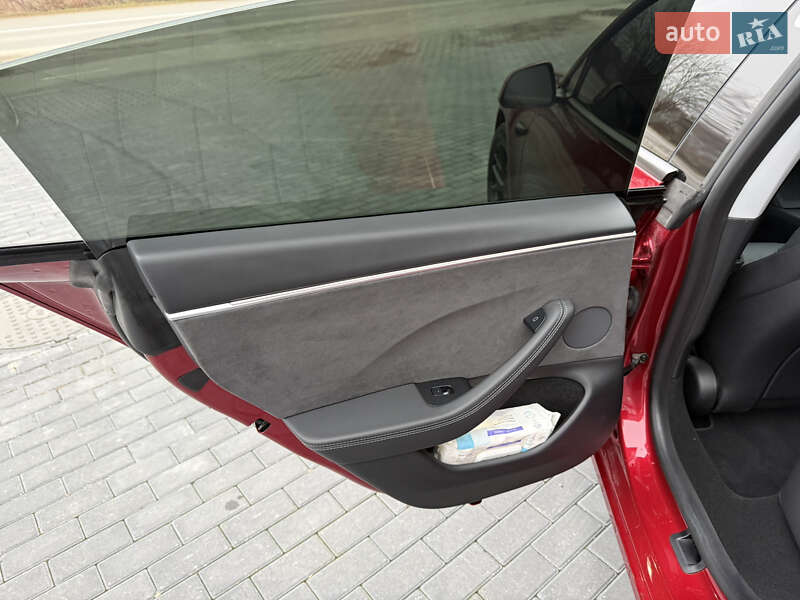 Седан Tesla Model 3 2024 в Виннице