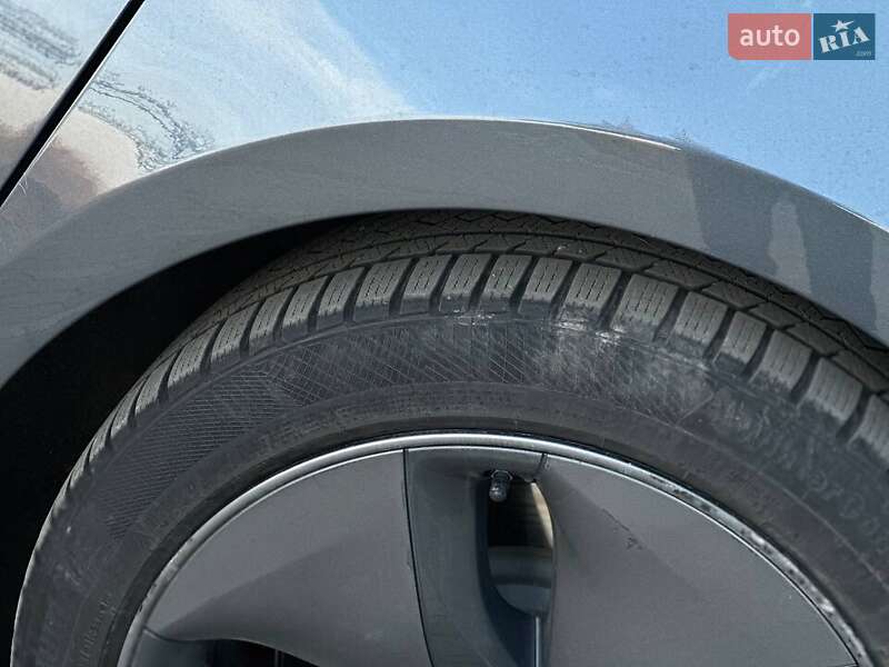 Седан Tesla Model 3 2018 в Львове