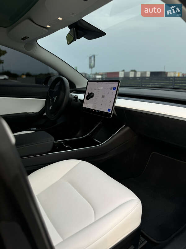Седан Tesla Model 3 2020 в Мукачево
