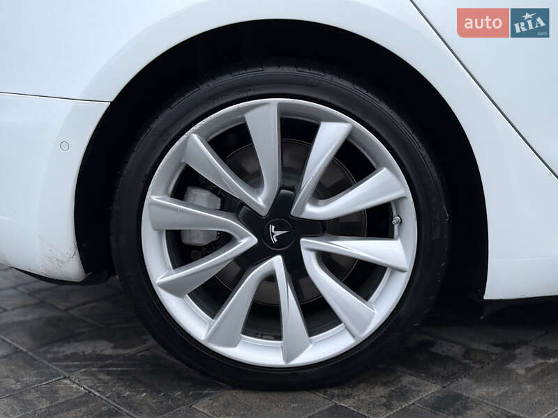Седан Tesla Model 3 2020 в Луцке