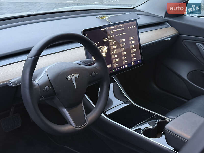 Седан Tesla Model 3 2020 в Луцке