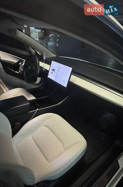 Седан Tesla Model 3 2020 в Львове