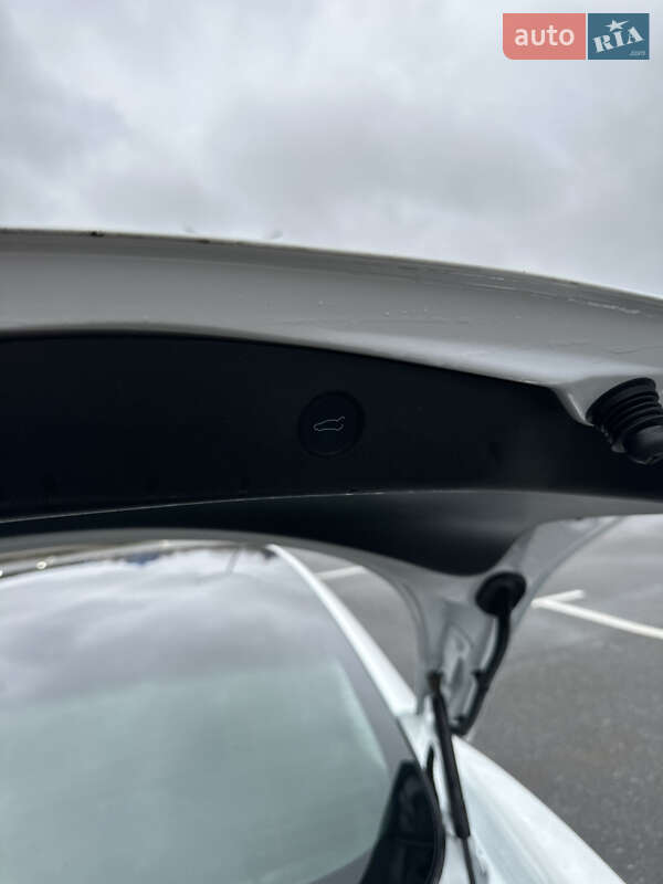 Седан Tesla Model 3 2022 в Киеве