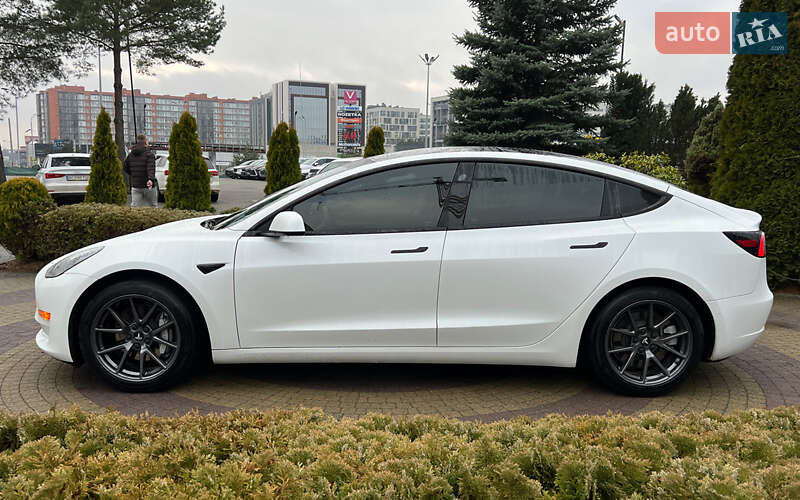 Седан Tesla Model 3 2022 в Львове