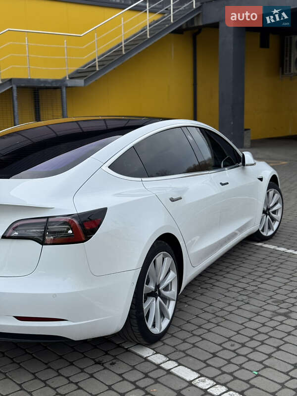 Седан Tesla Model 3 2018 в Шептицькому