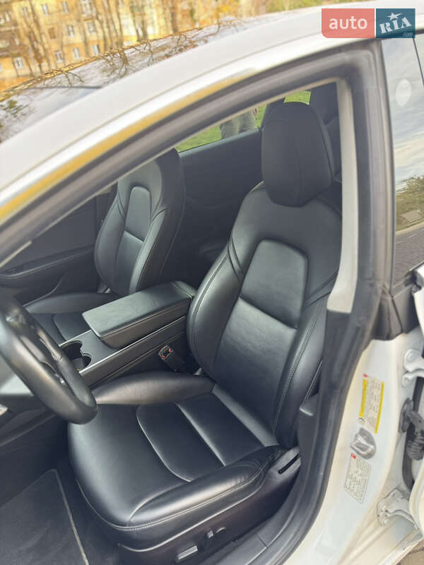 Седан Tesla Model 3 2018 в Шептицькому