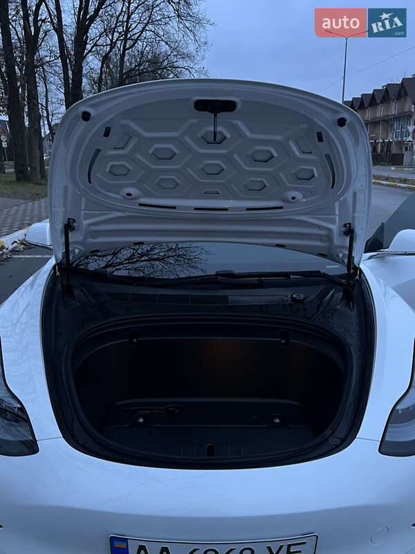 Седан Tesla Model 3 2019 в Чайках