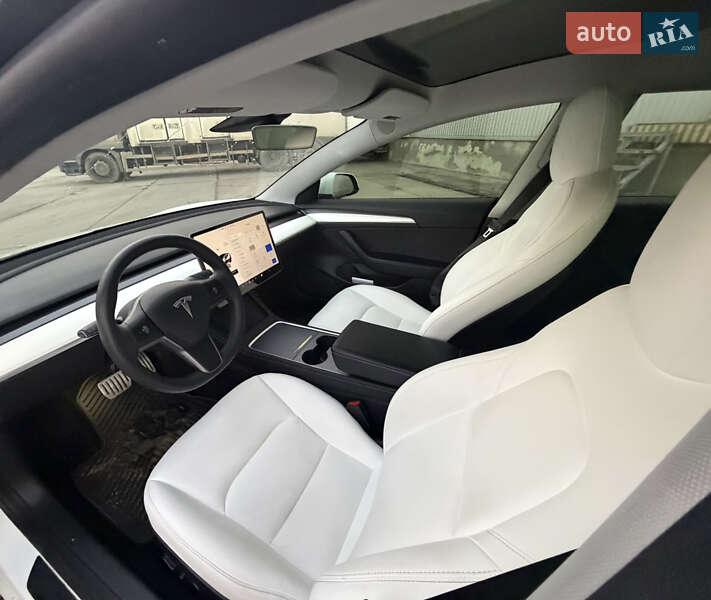 Седан Tesla Model 3 2021 в Львове