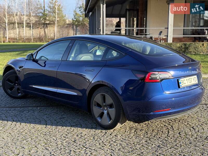 Седан Tesla Model 3 2023 в Львове