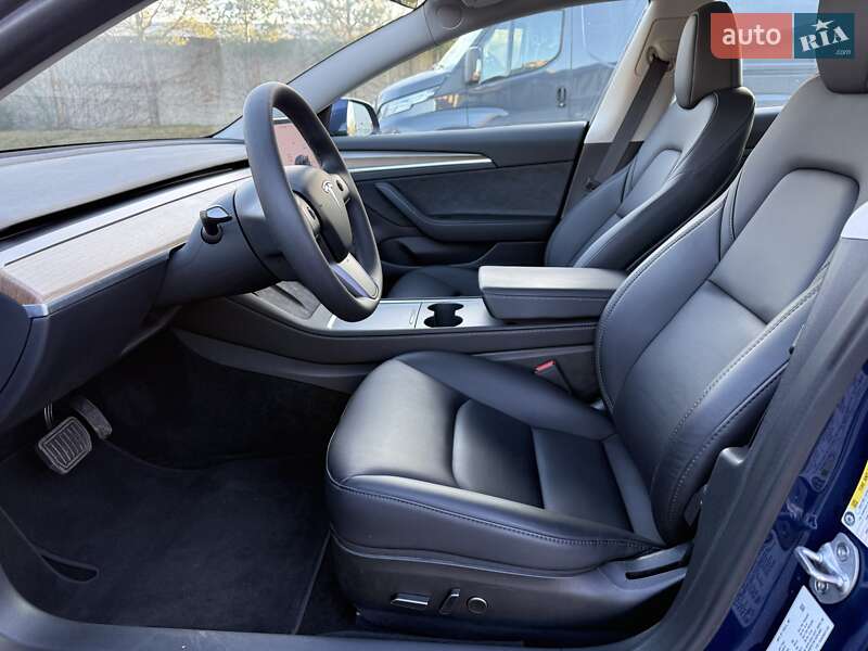 Седан Tesla Model 3 2023 в Львове