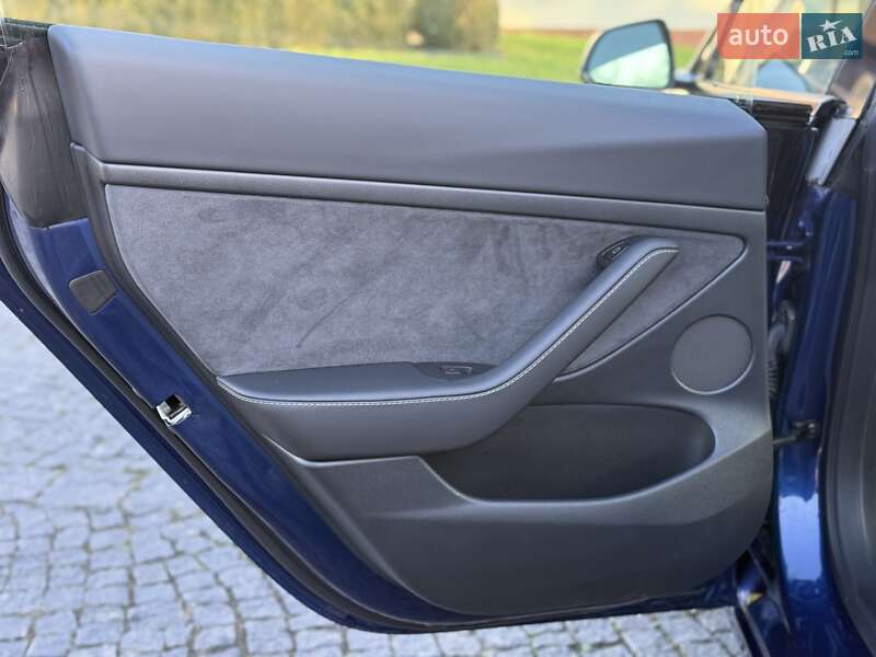 Седан Tesla Model 3 2023 в Львове