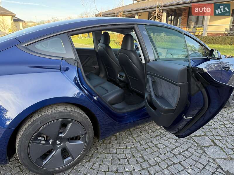 Седан Tesla Model 3 2023 в Львове