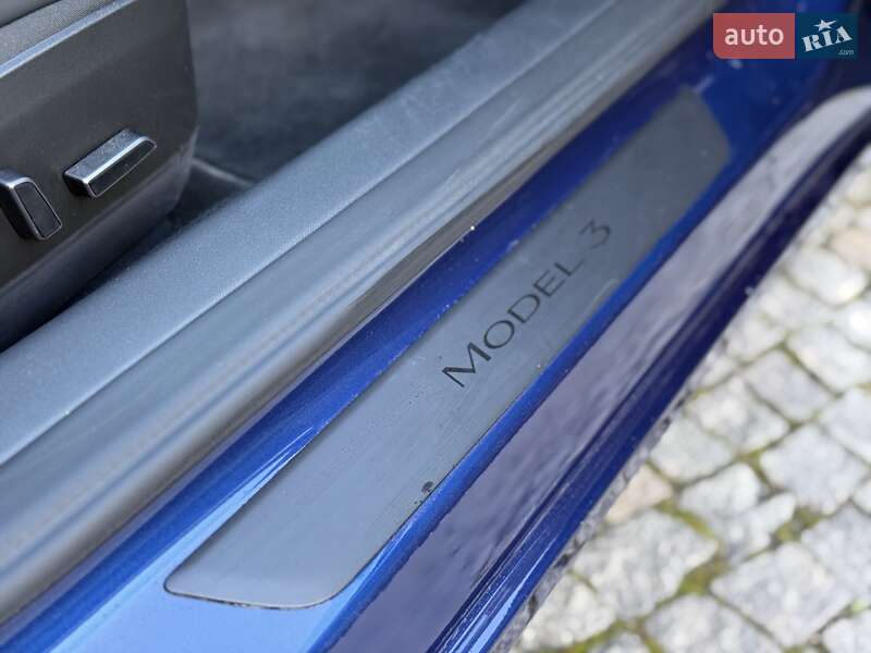 Седан Tesla Model 3 2023 в Львове