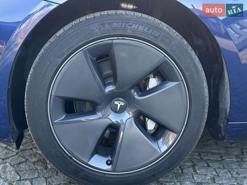 Седан Tesla Model 3 2023 в Львове