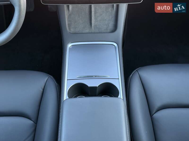 Седан Tesla Model 3 2023 в Львове