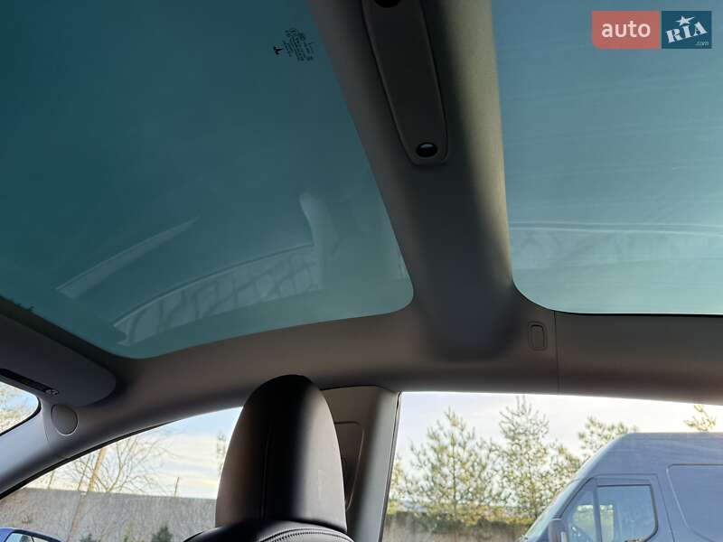 Седан Tesla Model 3 2023 в Львове