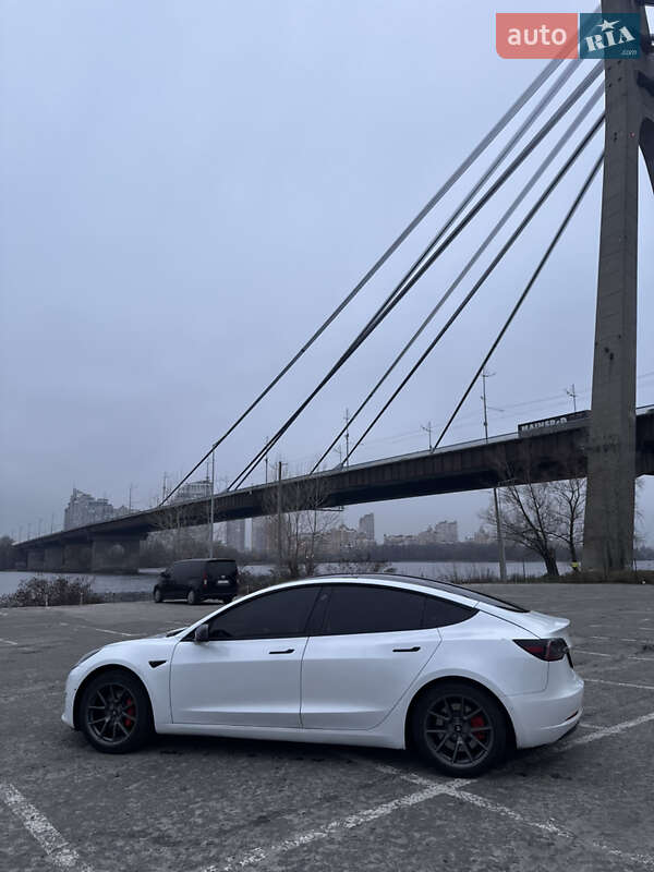 Седан Tesla Model 3 2021 в Киеве