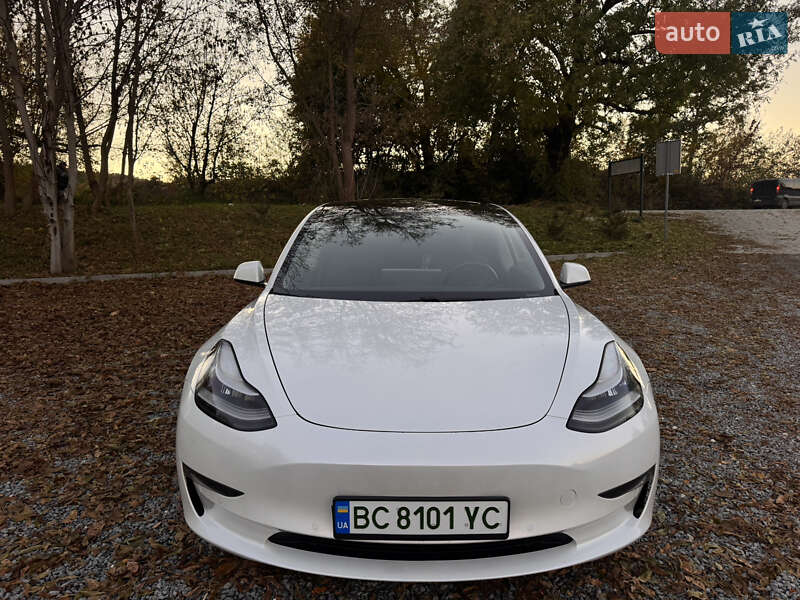 Седан Tesla Model 3 2020 в Львове