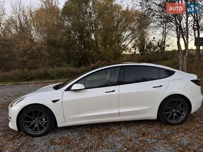 Седан Tesla Model 3 2020 в Львове