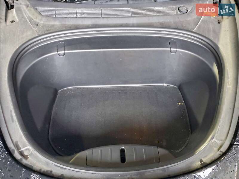 Седан Tesla Model 3 2018 в Львове